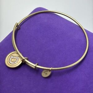 💛 Gold Tone D Bracelet
